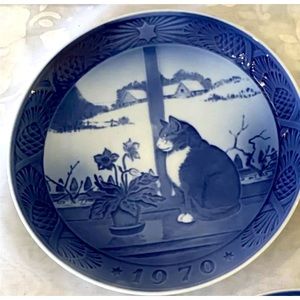 Royal Copenhagen Annual Christmas Plate - Christmas Rose And Cat (1970)